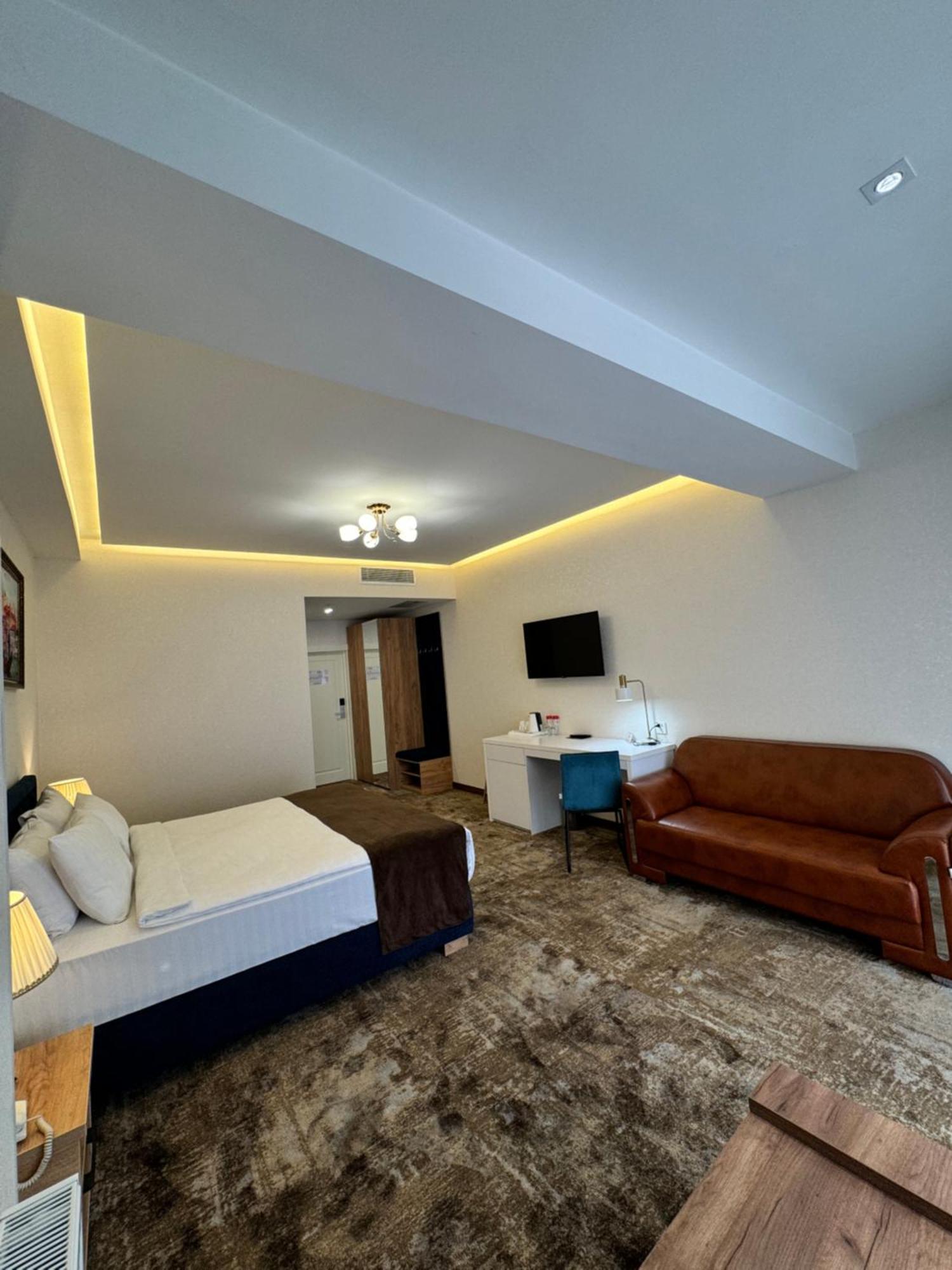Garnet Mir Hotel Tashkent Ngoại thất bức ảnh