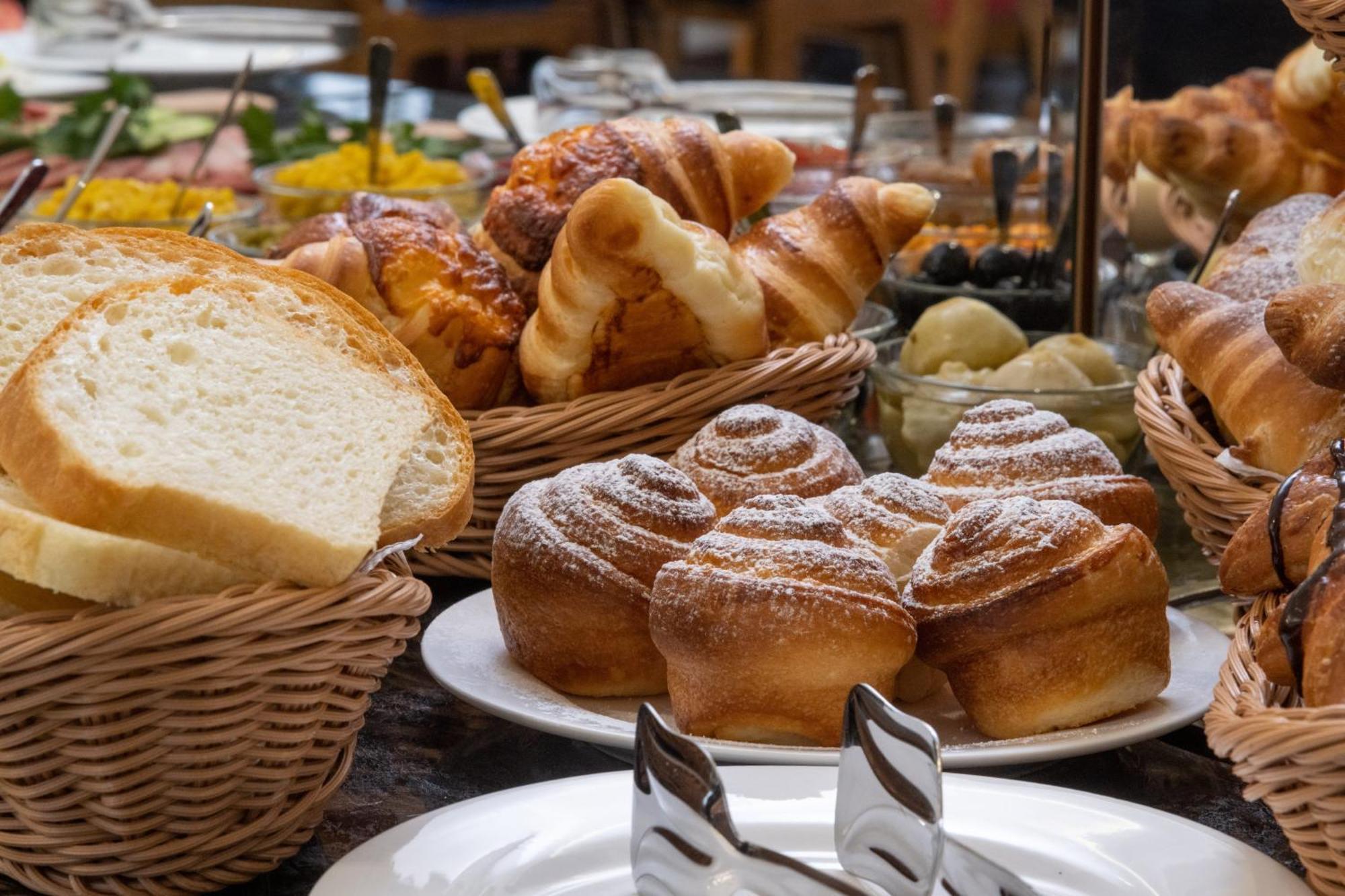 Garnet Mir Hotel Tashkent Ngoại thất bức ảnh
